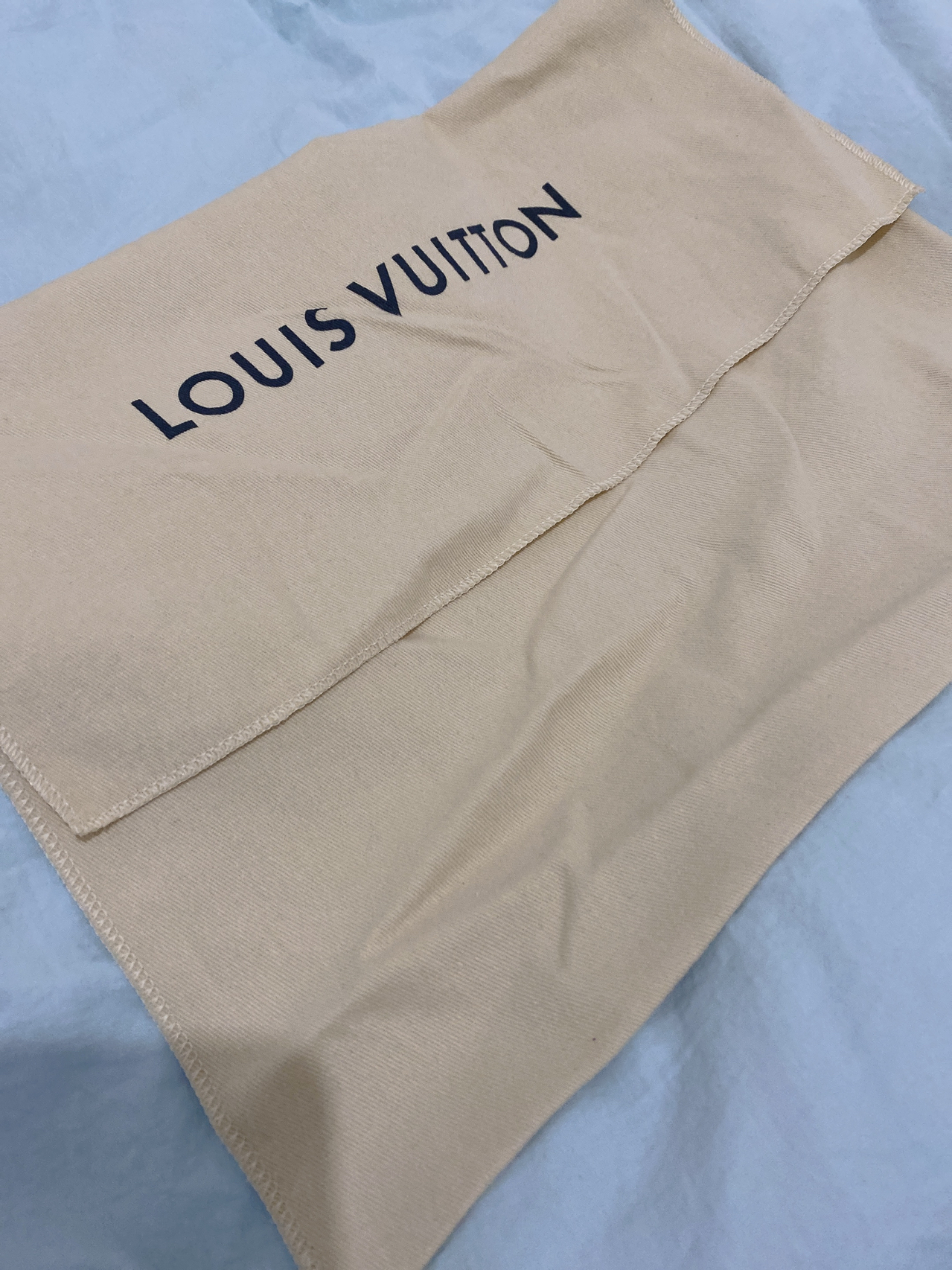 LV最新防塵袋，時尚界的秘密武器，保護你的珍貴物品不受塵埃侵擾??