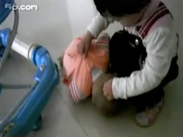 狂虐嬰兒視頻引發(fā)社會(huì)憤怒，道德和法律界限不可逾越