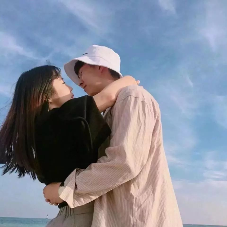 自然美景中的浪漫情侶頭像之旅，最新帥氣情侶頭像精選