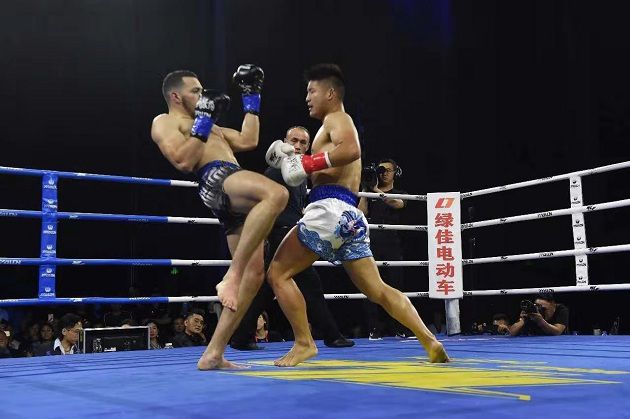 位寧輝最新比賽視頻，小巷深處的格斗與美食奇遇