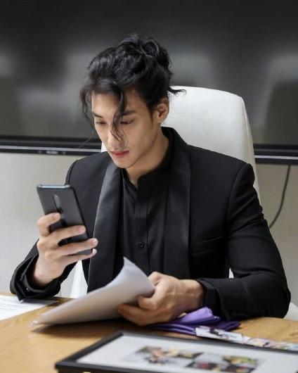 張演員男的舞臺與熒屏之旅，學(xué)習(xí)成長與自信光芒的展現(xiàn)