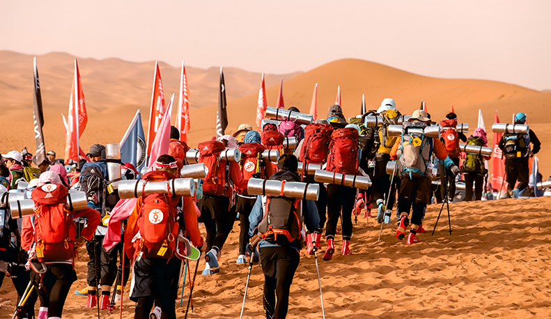 沙海競速，沙漠比賽中的歡樂與同伴時光