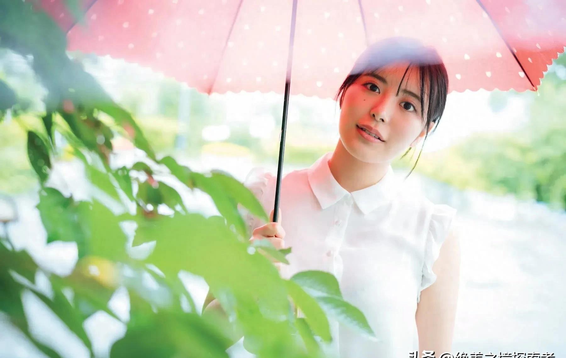 科技新品重塑時尚舞臺，模特泳裝比賽體驗未來魅力之旅