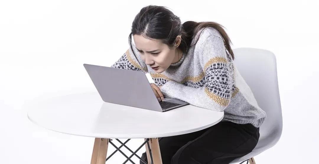 駝背男明星的人生舞臺(tái)，身體特征與星光熠熠的輝煌探索