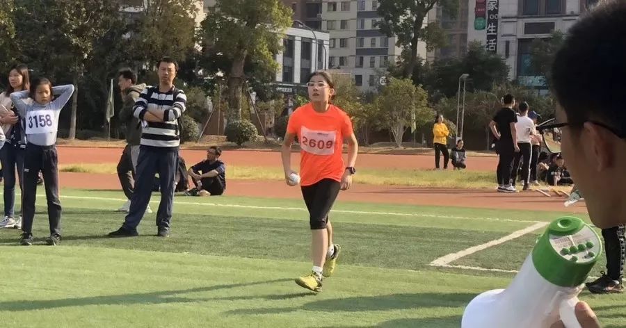 小蝸牛的田徑夢，綠意盎然賽場上的奇遇之旅
