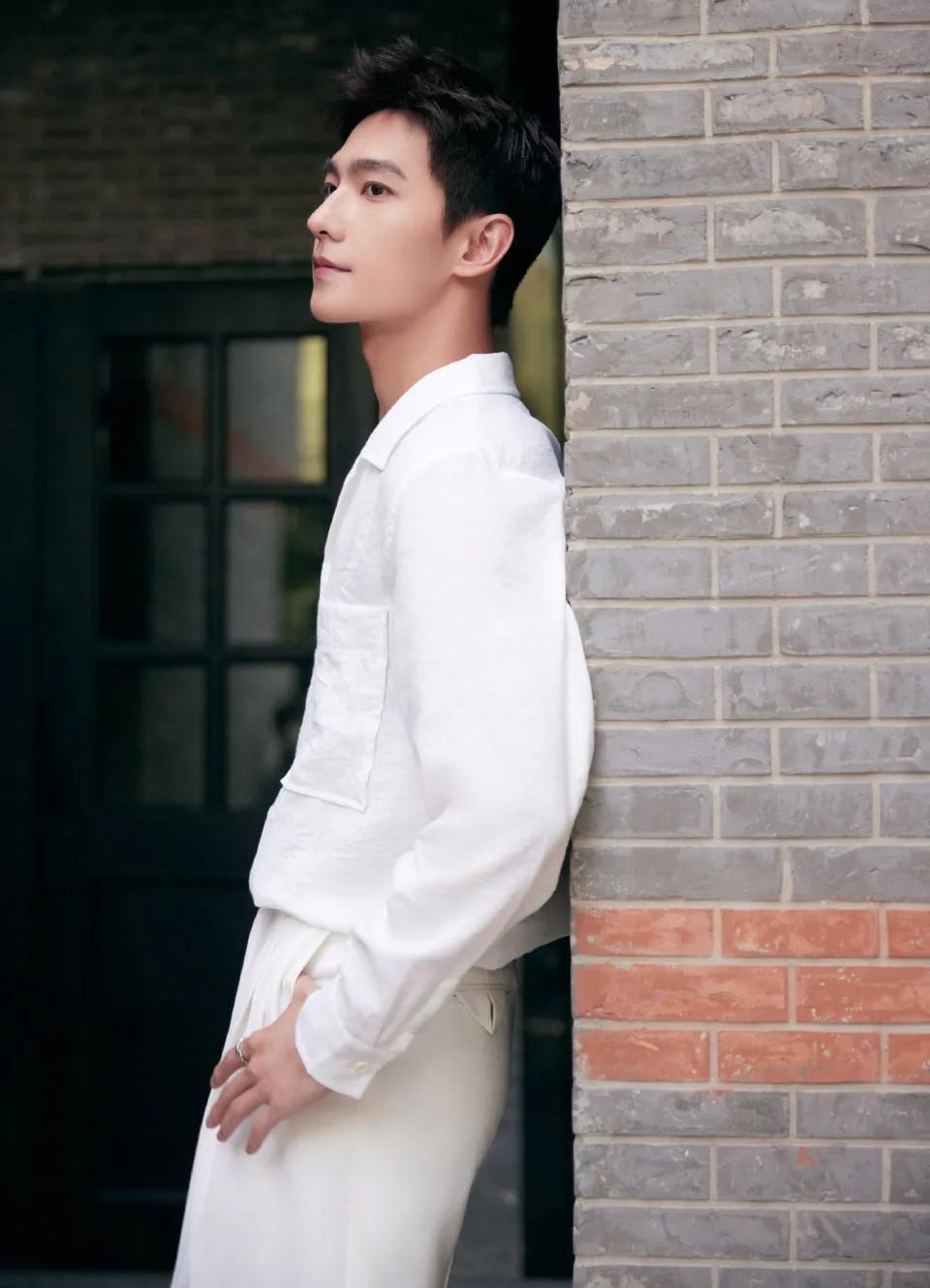 時尚套裝，自信與成就感的完美融合圖片展示