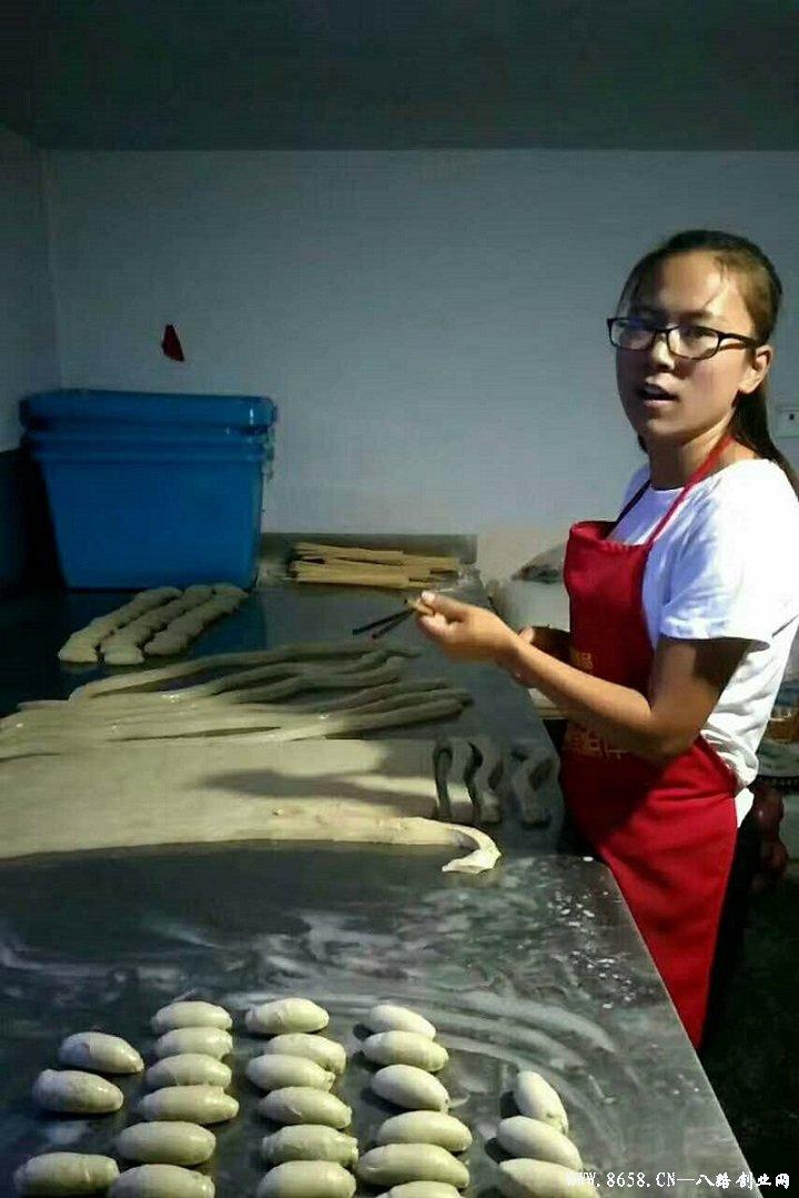 革新烘焙工藝，引領(lǐng)行業(yè)新潮流，最新烤面筋機(jī)亮相！