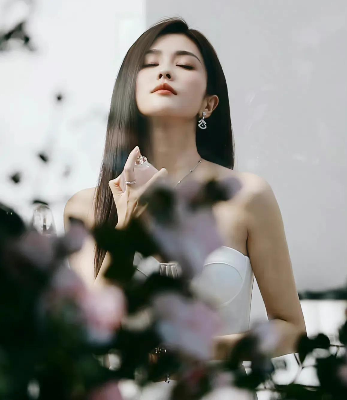 劉雯最新壁紙，時尚魅力的完美展現(xiàn)