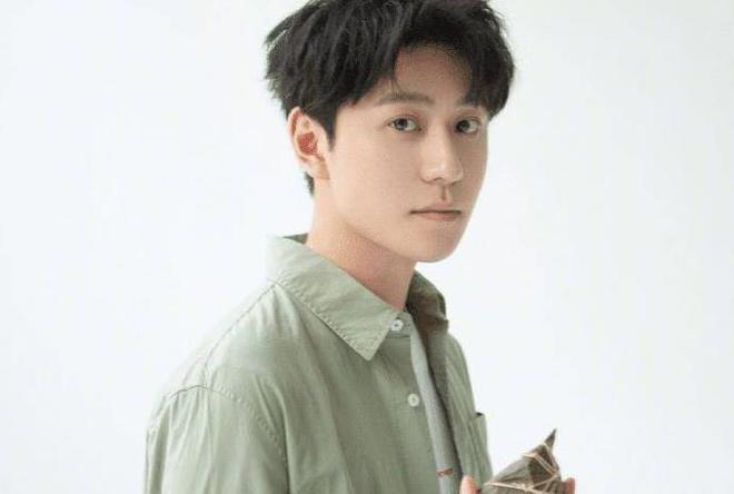 秦俊杰最新戀情曝光，情感新動(dòng)向揭秘！